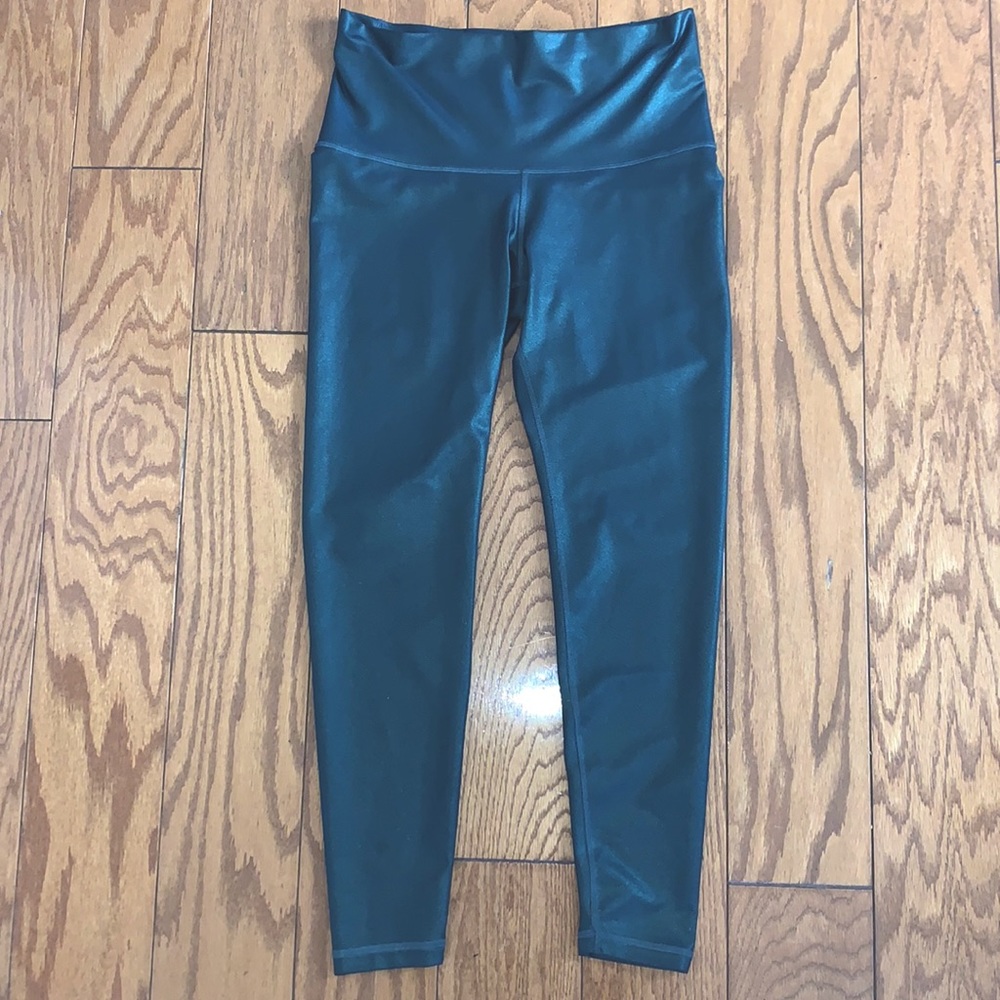 Extra high-waisted active leggings▪️Old Navy▪️Size large petite▪️Sparkly green